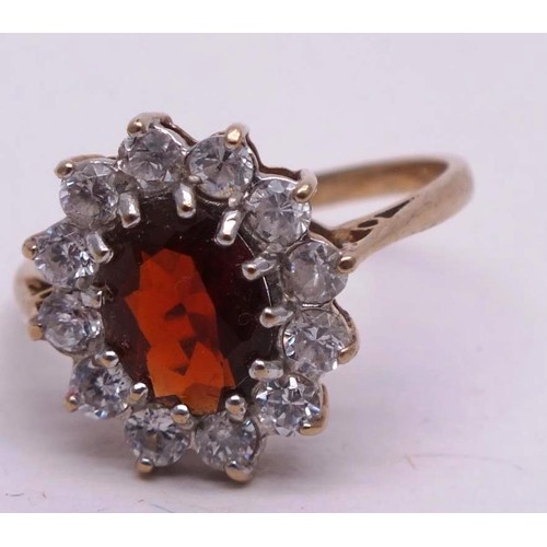 251 - 9CT GOLD RING RED STONE & CLEAR, SIZE K. 1g