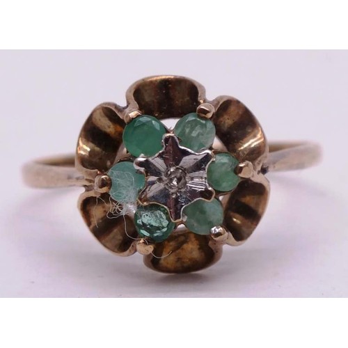 252 - 9ct GOLD DIAMOND & EMERALD RING SIZE S. 2g