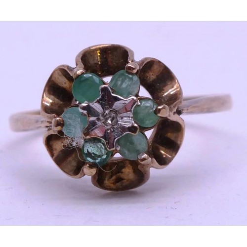 252 - 9ct GOLD DIAMOND & EMERALD RING SIZE S. 2g