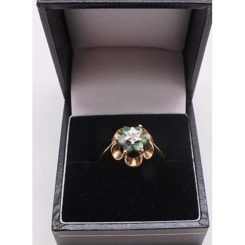 252 - 9ct GOLD DIAMOND & EMERALD RING SIZE S. 2g