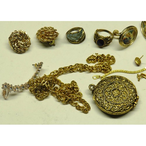 277 - SELECTION OF YELLOW METAL JEWELLERY