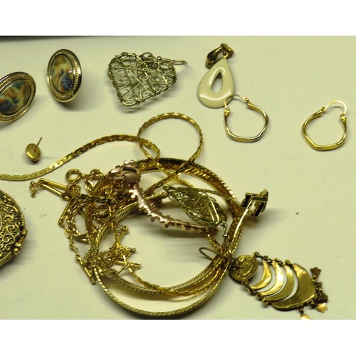 277 - SELECTION OF YELLOW METAL JEWELLERY