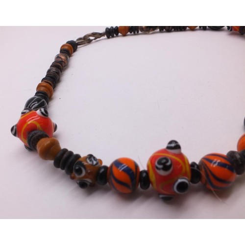 329 - VINTAGE BLACK AND ORANGE LAMPWORK GLASS BEAD NECKLACE APPROX LENGTH 18