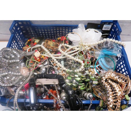 516 - TRAY OF COSTUME JEWELLERY