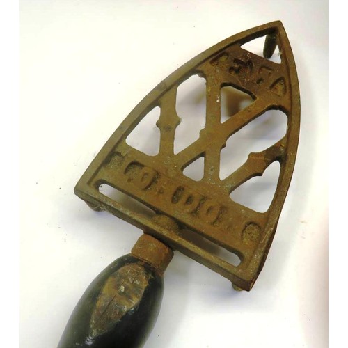 519 - TRAY OF VINTAGE KITCHENALIA INCLUDES OAK CERAMIC LINED BISCUIT BARREL & COPPER MOULD