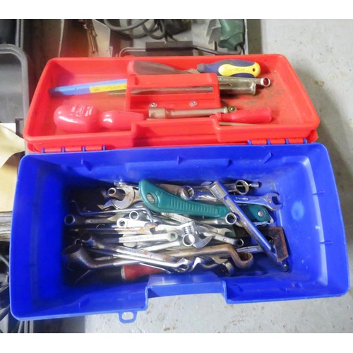 530 - BOX OF TOOLS & THREE POWER TOOLS