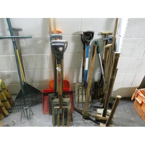 547 - JOBLOT OF GARDENING TOOLS