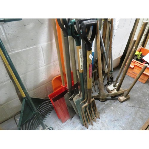 547 - JOBLOT OF GARDENING TOOLS