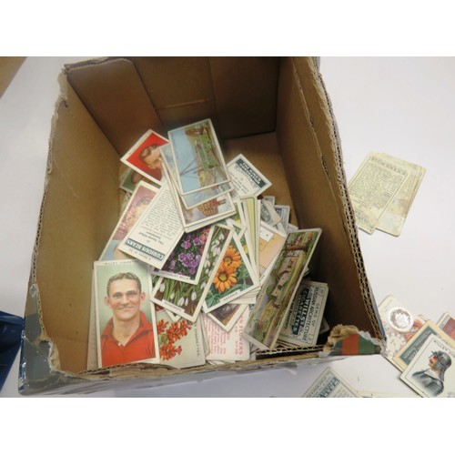 507 - COLLECTION OF 300 CIGARETTE CARDS