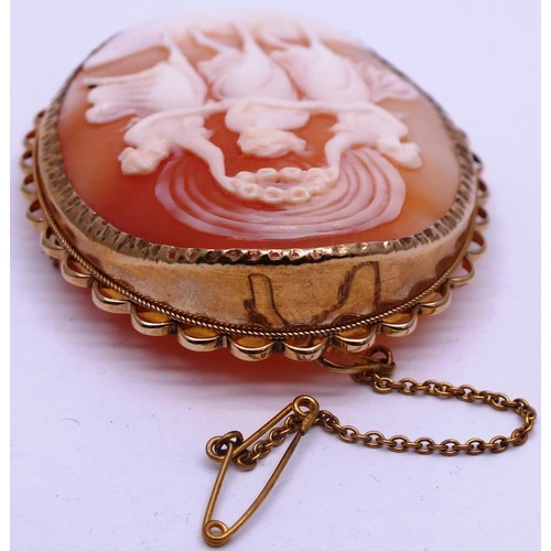 424 - LARGE 9ct GOLD CAMEO BROOCH WITH HAND CARVED SHELL AND SAFETY CHAIN- 21.4G