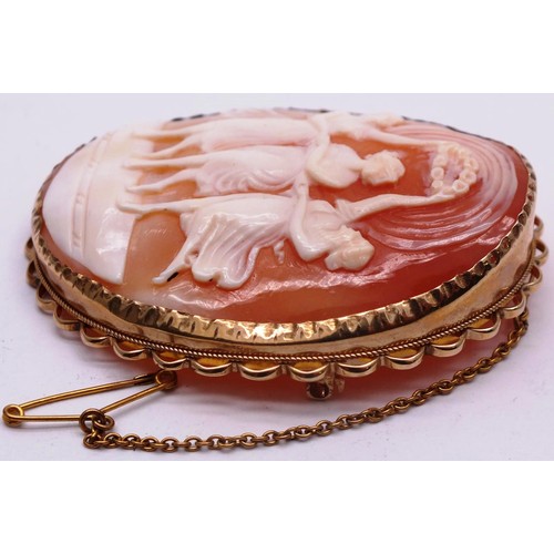 424 - LARGE 9ct GOLD CAMEO BROOCH WITH HAND CARVED SHELL AND SAFETY CHAIN- 21.4G