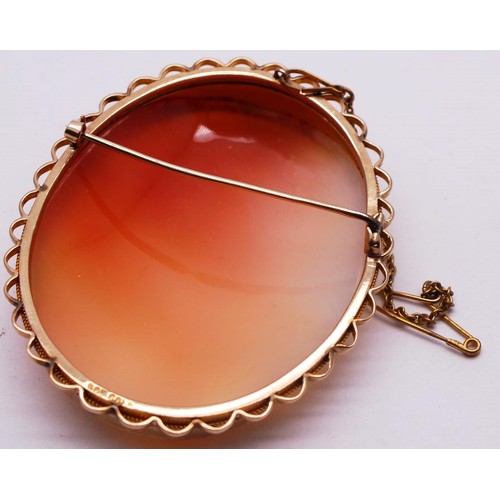 424 - LARGE 9ct GOLD CAMEO BROOCH WITH HAND CARVED SHELL AND SAFETY CHAIN- 21.4G