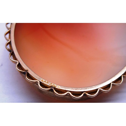 424 - LARGE 9ct GOLD CAMEO BROOCH WITH HAND CARVED SHELL AND SAFETY CHAIN- 21.4G