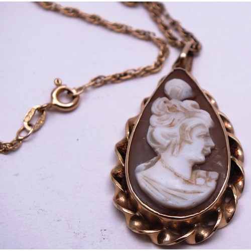 425 - HAND CARVED SHELL 9CT GOLD CAMEO PENDANT ON 9CT GOLD CHAIN- 9G