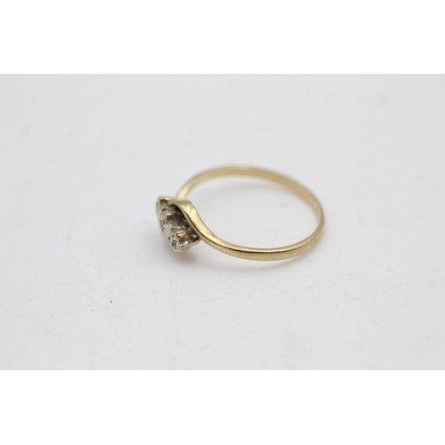 20 - 9ct gold vintage diamond three stone twist setting ring (1.3g) SIZE O