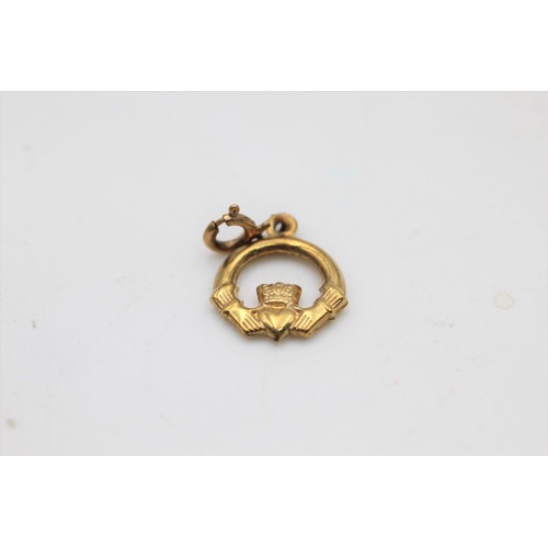 44 - 9ct gold vintage claddagh charm (0.5g)