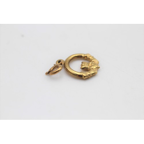 44 - 9ct gold vintage claddagh charm (0.5g)