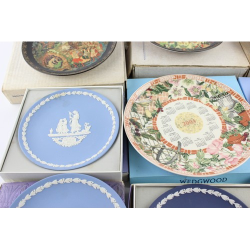 66 - Job Lot Vintage Boxed Decorative Plates Inc. Wedgwood Calendar, Lukomorya Russia