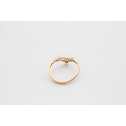 132 - 9ct gold vintage split wishbone ring (1g) SIZE L