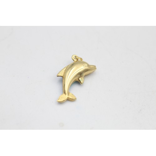 136 - 9ct gold vintage blue enamel dolphin pendant (0.7g)