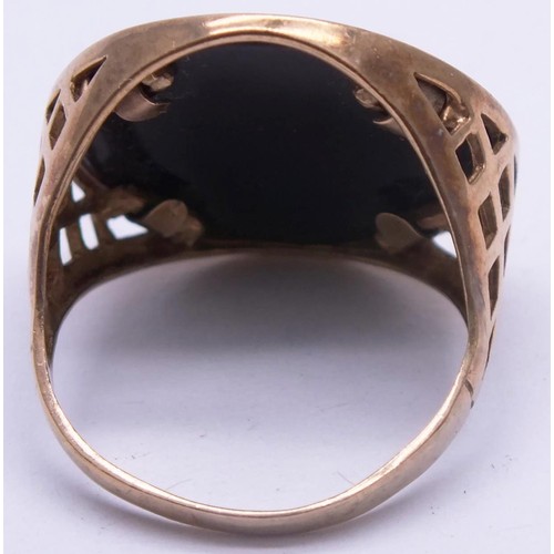 430 - 9CT GOLD AND BLACK ONYX MUFC 1885 SOVEREIGN STYLE RING- 5G SIZE Q