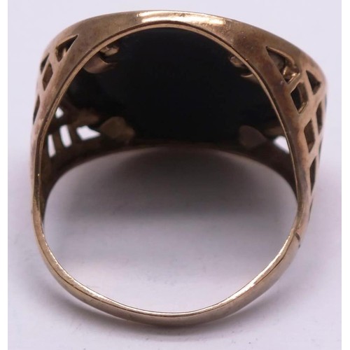 430 - 9CT GOLD AND BLACK ONYX MUFC 1885 SOVEREIGN STYLE RING- 5G SIZE Q