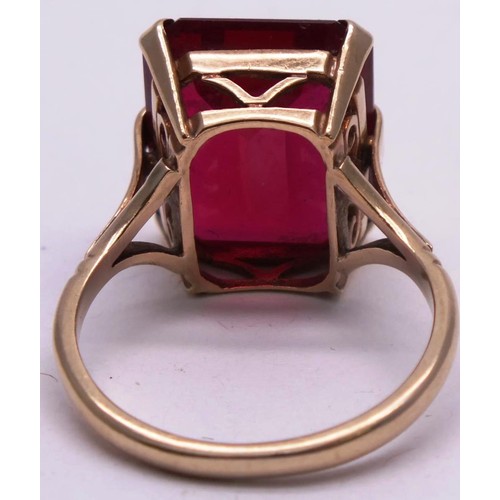 438 - 9ct GOLD EMERALD CUT SYNTHETIC STONE RING - SIZE P,  5.58g