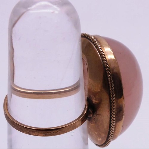 434A - 9CT GOLD AND LARGE ROSE QUARTZ CABACHON RING - SIZE P- 13G