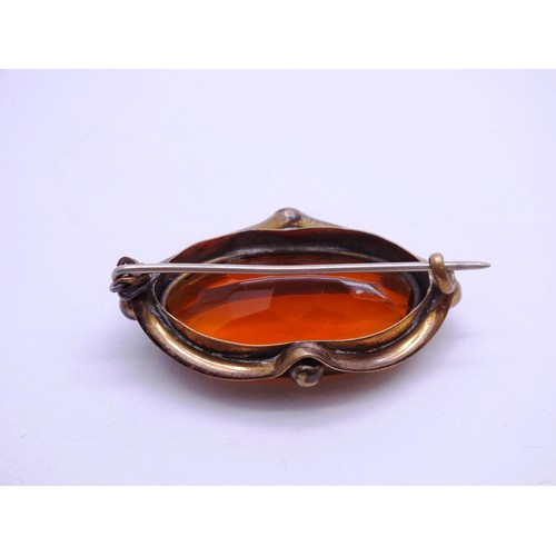 452 - VICTORIAN PINCHBECK AMBER BROOCH