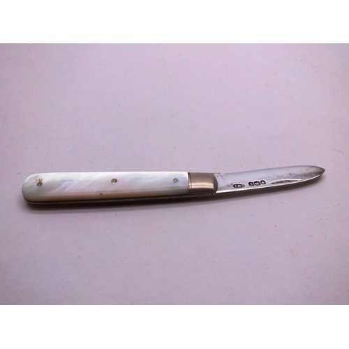 472 - STERLING SILVER AND MOTHER OF PEARL FRUIT KNIFE SHEFFIELD 1934