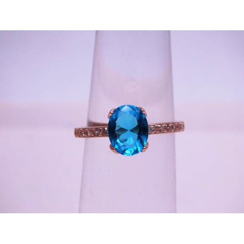 503 - 925 SILVER GILT BLUE AND CLEAR GEMSTONE RING SIZE R