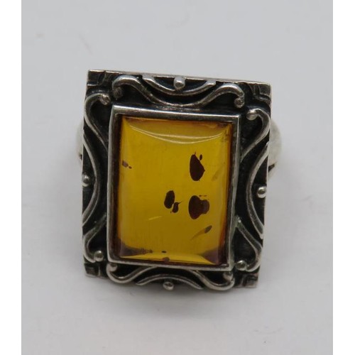 433 - VINTAGE 925 SILVER AND AMBER RING SIZE M