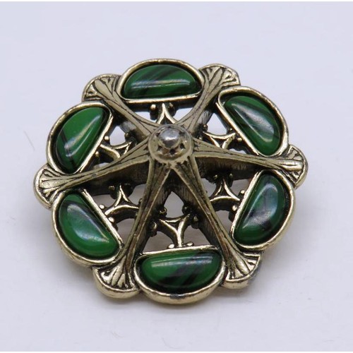 436 - VINTAGE SCOTTISH MIRACLE SIGNED GREEN AGATE BROOCH