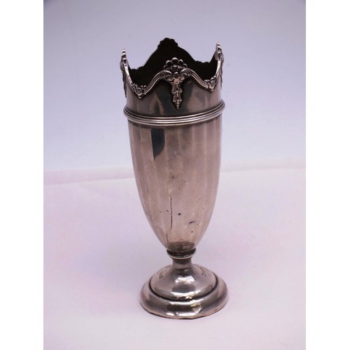 334 - VINTAGE SILVER WALKER AND HALL VASE BIRMINGHAM PRESENTED 1925, 80g