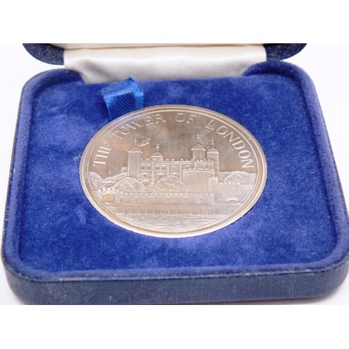 231 - SOLID NICKEL SILVER TOWER OF LONDON 1980 MEDALLION- BOXED