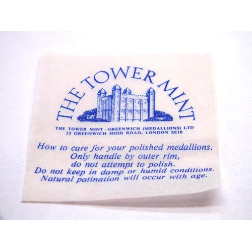 231 - SOLID NICKEL SILVER TOWER OF LONDON 1980 MEDALLION- BOXED