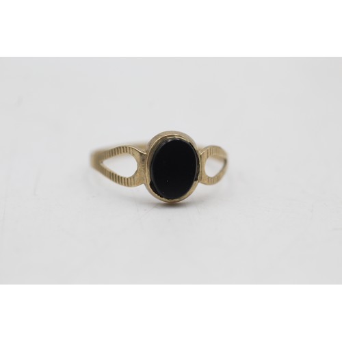 1 - 9ct gold onyx signet ring (1.2g) SIZE P