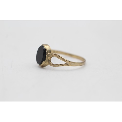 1 - 9ct gold onyx signet ring (1.2g) SIZE P