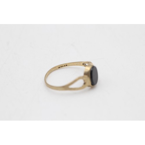 1 - 9ct gold onyx signet ring (1.2g) SIZE P