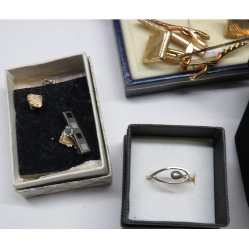 556 - SELECTION OF BOXED JEWELLERY INCLUDES SILVER EARRINGS AND RING