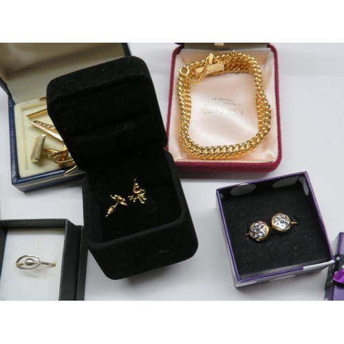 556 - SELECTION OF BOXED JEWELLERY INCLUDES SILVER EARRINGS AND RING