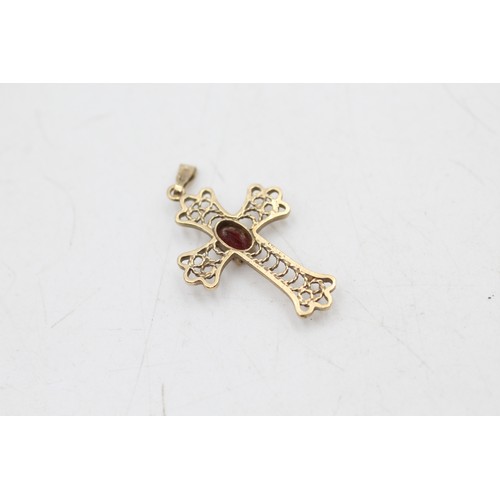 24 - 9ct gold garnet cross pendant with openwork detail (1g)