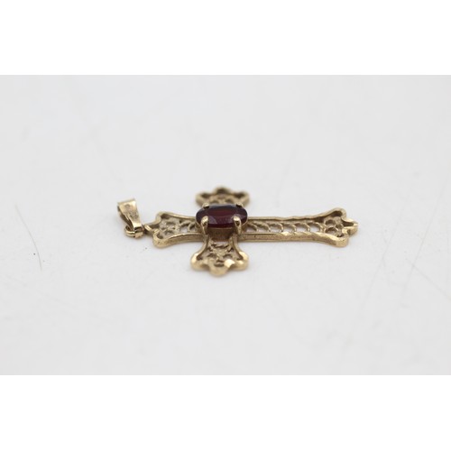 24 - 9ct gold garnet cross pendant with openwork detail (1g)