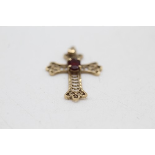 24 - 9ct gold garnet cross pendant with openwork detail (1g)