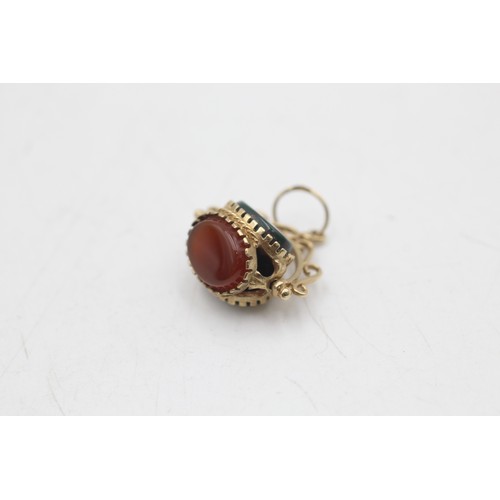 32 - 9ct gold onyx, carnelian & bloodstone swivel fob pendant (2.5g)