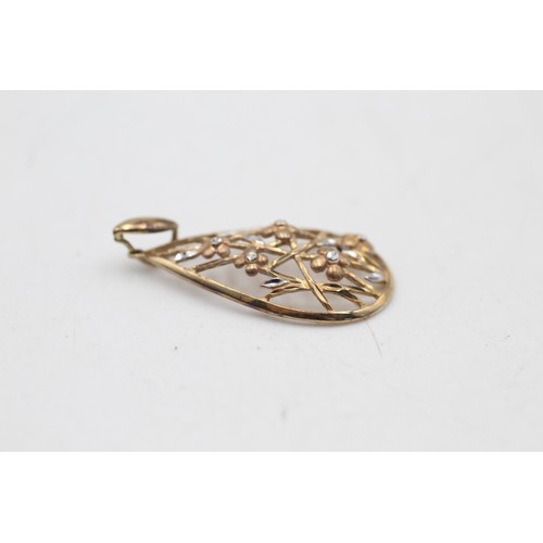 36 - 9ct gold teardrop pendant with openwork detail (1.3g)