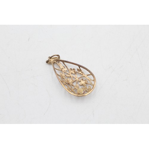 36 - 9ct gold teardrop pendant with openwork detail (1.3g)