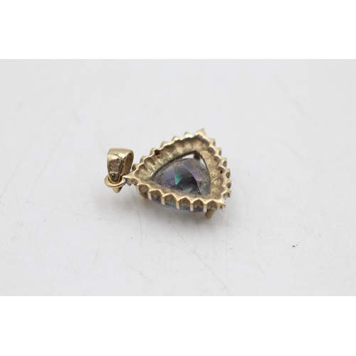 40 - 9ct gold mystic topaz triangle pendant (2.2g)