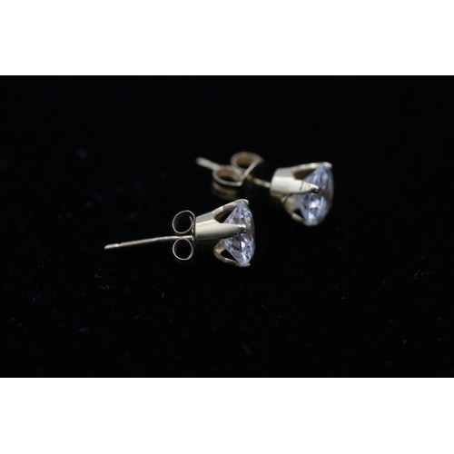 44 - 9ct gold clear gemstone stud earrings (1.6g)