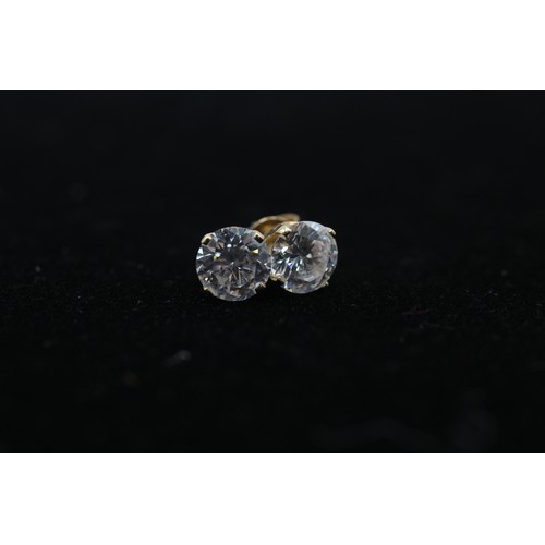 44 - 9ct gold clear gemstone stud earrings (1.6g)